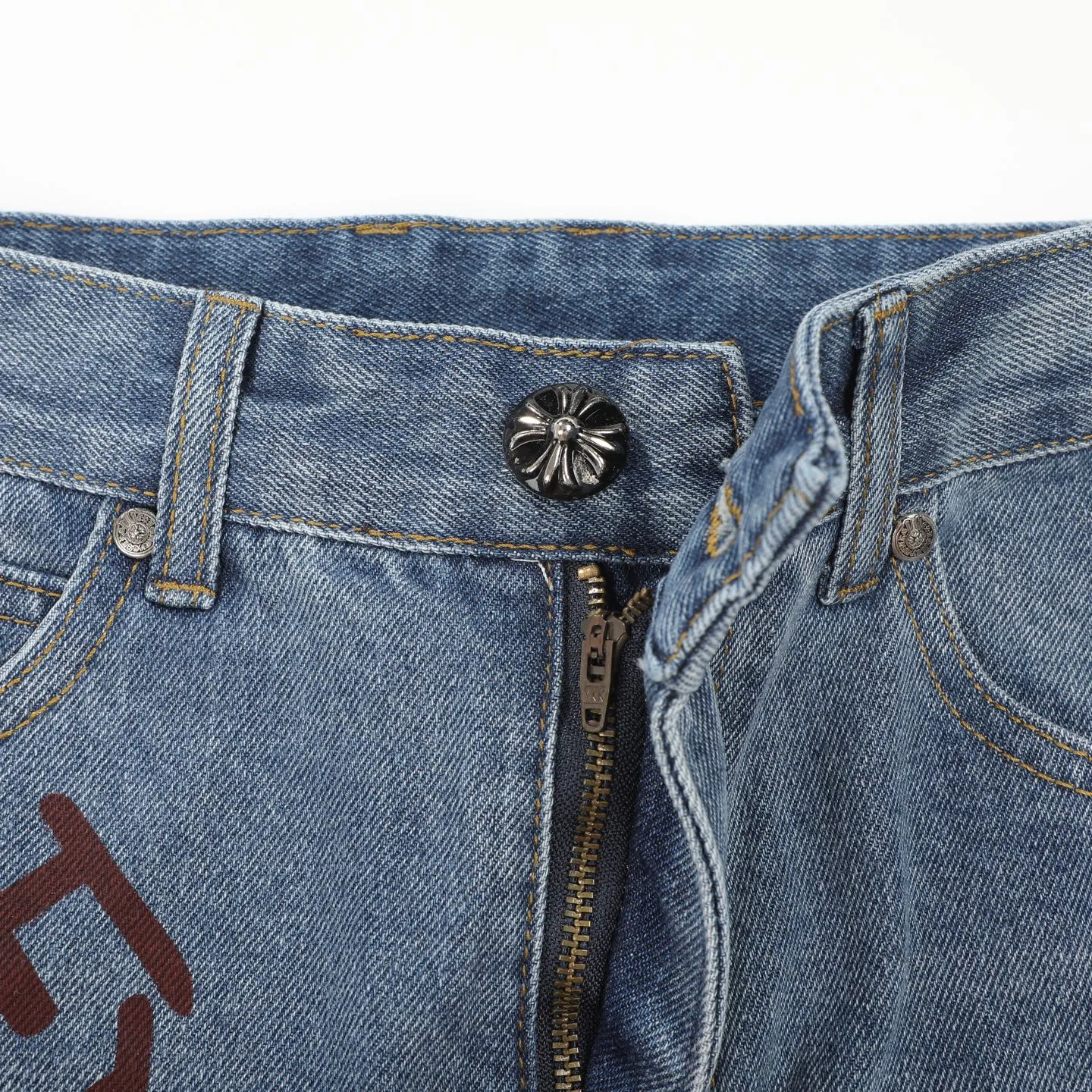 P240 Chrome hearts print stitching black leather classic washed jeans. Really restores the ultimate vintage texture. Three-dimensional version. Loose and comfortable, not picky on the figure. Looks taller and slimmer. Factory precision. Original factory quality control. Same style for men and women. Can be matched with couples. Versatile recommendation. Must-have jeans for all seasons. Fashionistas have been disappointed. From the quality selection of fabrics, the tailoring of details, and the matching of patterns, they are all impeccable! The upper body is so handsome when worn...it can be easily worn by men, women and children! The craftsmanship is made of heavy-duty washed pure cotton denim fabric. After washing, it is soft and thick. It is very stylish when worn on the body. Color: blue Size: 28 30 32 34 36